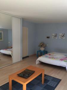 1 dormitorio con cama, mesa y sidra de mesa en Loft Zen, en Burdeos