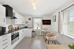 مطبخ أو مطبخ صغير في Stylish 2BR Flat near Stansted Airport & Parking