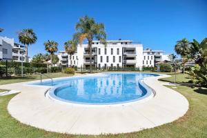 a swimming pool in front of a building at Apartamento Punta Candor in Rota