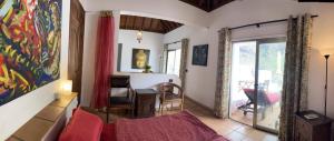 a living room with a red couch and a table at La Galería in Calera