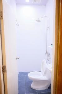 ein Badezimmer mit einem weißen WC und einem Waschbecken in der Unterkunft Golhaaviewinn in Thulusdhoo