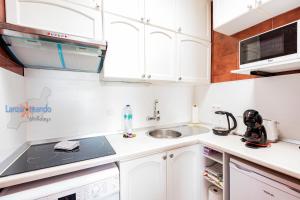Kuchyňa alebo kuchynka v ubytovaní Vivienda Vacacional Los Molinos 6205 firs floor apt