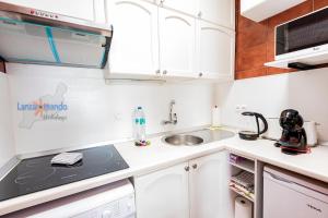 Kuchyňa alebo kuchynka v ubytovaní Vivienda Vacacional Los Molinos 6205 firs floor apt