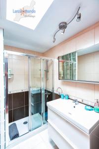 a bathroom with a shower and a sink at Vivienda Vacacional Los Molinos 6205 in Costa Teguise