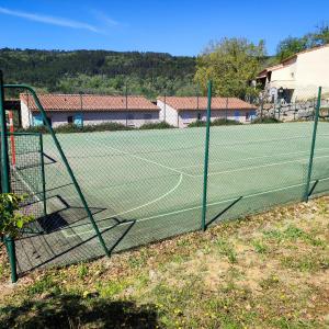 Tenis alebo squash v ubytovaní Maison charmante à Salavas avec piscine et jardin alebo jeho okolí