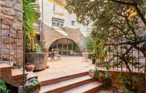 une terrasse avec des escaliers menant à un bâtiment dans l'établissement Pet Friendly Home In Vilosell With Kitchen, à El Vilosell