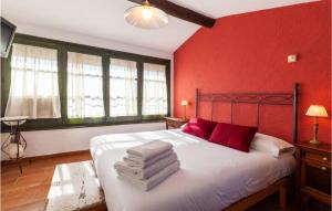 um quarto com paredes vermelhas e uma cama com almofadas vermelhas em Pet Friendly Home In Vilosell With Kitchen em El Vilosell