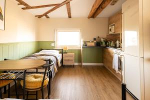 Kleines Zimmer mit 2 Betten und einem Tisch in der Unterkunft Villa Arkadia in Września