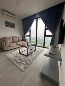 een woonkamer met een bank en een groot raam bij Sky Park Cyberjaya, 2room nice view, Airport, KLIA in Cyberjaya