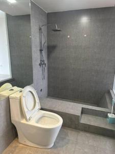 een badkamer met een toilet en een douche bij Sky Park Cyberjaya, 2room nice view, Airport, KLIA in Cyberjaya