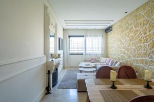 a living room with a couch and a table at Paris-Oasis Casablanca avec piscine panoramique in Casablanca
