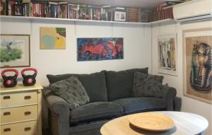 sala de estar con sofá y mesa en Gorgeous Home In Sk With Kitchen en Skå