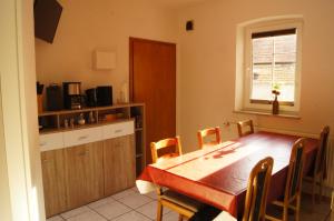 - une cuisine et une salle à manger avec une table et des chaises dans l'établissement Ferienhaus Gerlach, à Essingen