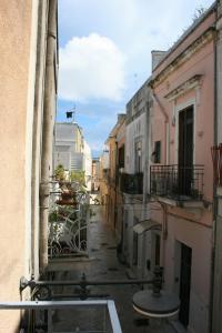 Une allée dans un ancien bâtiment avec une table au milieu dans l'établissement GTCasaVacanze, à Brindisi