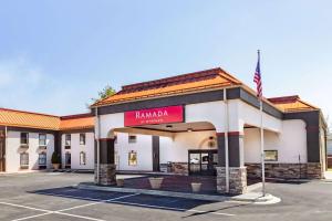 un edificio con un cartel que lee ramada en Ramada by Wyndham Hendersonville, en Hendersonville