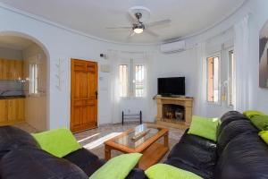 TV a/nebo společenská místnost v ubytování CH Villa Rubira Ciudad Quesada