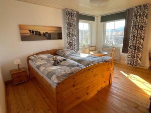 een slaapkamer met een houten bed in een kamer bij Ferienwohnung zum Riesenlöffel in Arnstadt