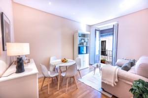 salon ze stołem i kanapą w obiekcie For you Rentals Elegante y colonial Apartamento TEMPORAL en Malasaña MAD28 w Madrycie