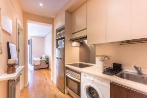 kuchnia ze zlewem i zmywarką do naczyń w obiekcie For you Rentals Elegante y colonial Apartamento TEMPORAL en Malasaña MAD28 w Madrycie