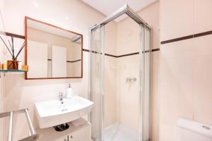 łazienka z umywalką i prysznicem w obiekcie For you Rentals Elegante y colonial Apartamento TEMPORAL en Malasaña MAD28 w Madrycie