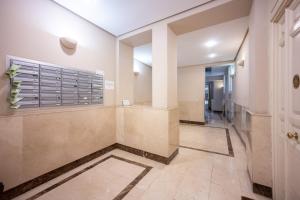 Zdjęcie z galerii obiektu For you Rentals Elegante y colonial Apartamento TEMPORAL en Malasaña MAD28 w Madrycie