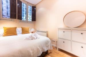 Łóżko lub łóżka w pokoju w obiekcie For you Rentals Elegante y colonial Apartamento TEMPORAL en Malasaña MAD28