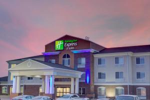 un hotel con un cartel en la parte superior en Holiday Inn Express & Suites Le Mars, an IHG Hotel en Le Mars