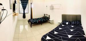 um quarto com uma cama e um cesto de basquetebol em Homestay Lestary near Taiping Fast WIFI Netflix em Taiping