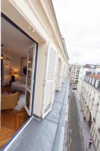 balcón de un edificio con puerta abierta en Halcyon, en París