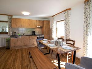 uma cozinha com uma mesa de madeira e uma sala de jantar em Ferienwohnung Wiesenlehen em Bischofswiesen