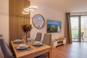 Posezení v ubytování PINEA SKY PREMIUM apartament z widokiem na morze ze SPA i basenem przy plaży Pobierowo