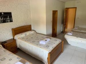 Un ou plusieurs lits dans un hébergement de l'établissement Hostal Sequeiros