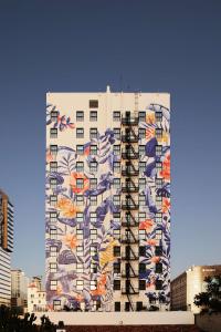 un bâtiment avec une fresque sur son côté dans l'établissement Hotel Figueroa, Unbound Collection by Hyatt, à Los Angeles