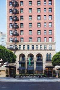 Hotel Figueroa, Unbound Collection by Hyatt في لوس أنجلوس: مبنى من الطوب الأحمر طويل مع مخرج للطوارئ