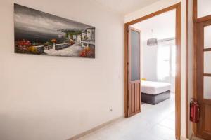 Postel nebo postele na pokoji v ubytování Room with private bathroom and balcony nearby the Mercado Central, center and beach