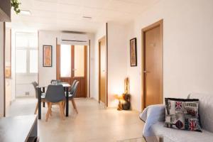 Posezení v ubytování Room with private bathroom and balcony nearby the Mercado Central, center and beach