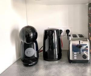 two appliances sitting on a counter next to a toaster at Magnifique T2 40m2 lumineux, moderne et rénové avec fibre in Belfort