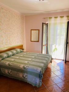 1 dormitorio con cama y ventana en B&B Girasole, en Torraca
