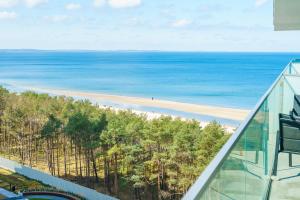 - un balcon offrant une vue sur l'océan dans l'établissement Apartament Waves - Baltic View by Renters, à Międzyzdroje