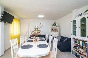 Televízia a/alebo spoločenská miestnosť v ubytovaní Bokun Guesthouse