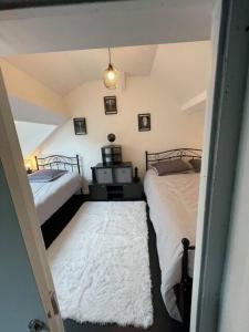 Habitación pequeña con 2 camas en una habitación con: en Le Cottage Family, en Rouen