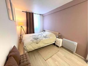 1 dormitorio pequeño con 1 cama y 1 sofá en Le Cottage Family, en Rouen