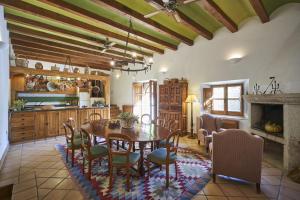cocina y comedor con mesa y sillas en Lagar La Pizarra Casa Rural en Trujillo
