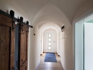 un pasillo con una puerta blanca y una alfombra azul en Ferienhaus Relax Ranch, en Hiltpoltstein