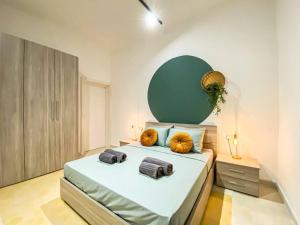 una camera da letto con un grande letto con due cuscini sopra di Well designed 3rd floor one bedroom Apt in Gzira 7 a Il-Gżira