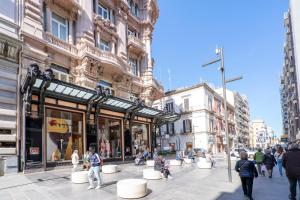 Un gruppo di persone che camminano in una strada della città di Twelve12 - Università & Stazione Aparment a Bari