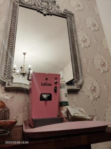 um espelho num quarto com um aparelho rosa em B&B Villa Lilla em San Benedetto del Tronto