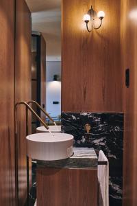 a bathroom with a sink and a mirror at Prim&Proper in Porto