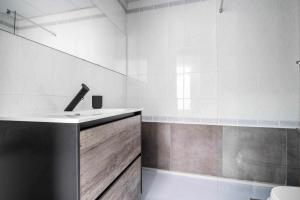 łazienka z umywalką i toaletą w obiekcie COMFY AWAY - Apartamento Deluxe Centro Histórico w Sewilli +27 zdjęć