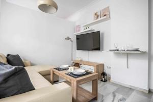 salon z kanapą i stołem w obiekcie COMFY AWAY - Apartamento Deluxe Centro Histórico w Sewilli